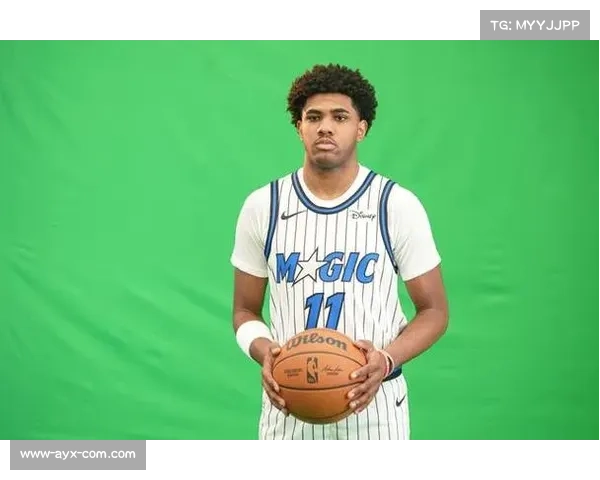 小理查德森外线手感火热三分全中砍下全队最高13分表现亮眼